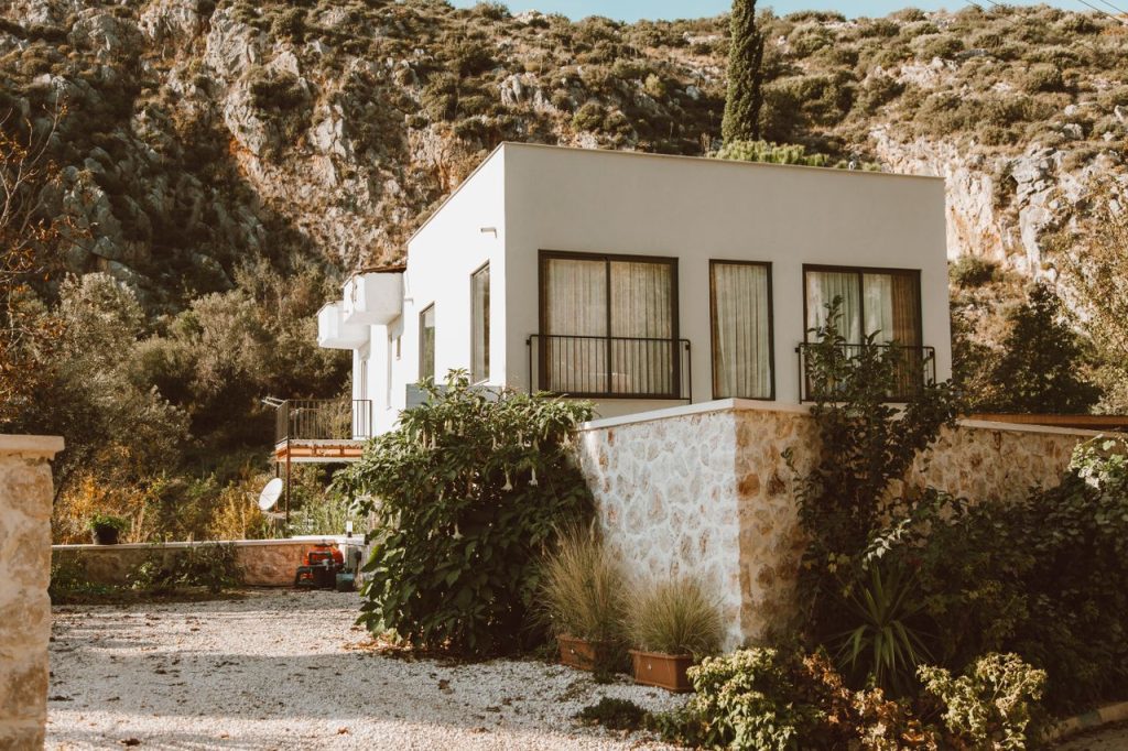 ¿Qué cubre realmente un seguro de hogar? Todo lo que debes saber antes de contratarlo Contemporary house nestled in a sunlit rocky outdoor setting, perfect for architecture lovers.